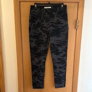 Levi’s Women’s 721 High Rise Skinny Ankle Camo Jeans Gray Black Size 30
